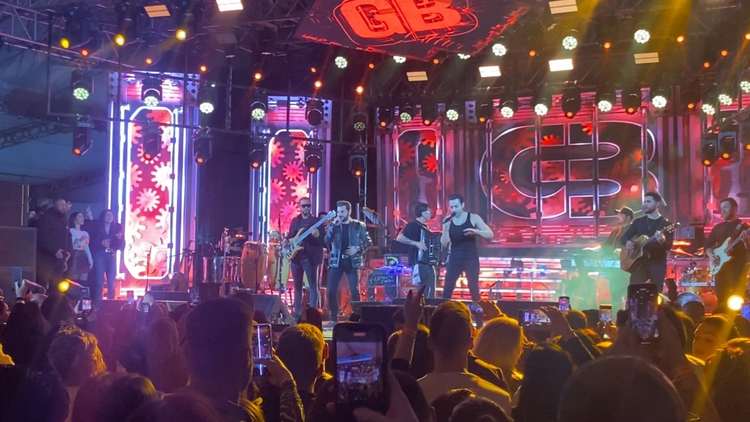 Repleto de hits, show de Guilherme e Benuto agita o público na Fenakiwi em Farroupilha