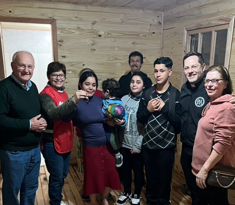 Cáritas entrega duas casas a famílias em vulnerabilidade social em Caxias do Sul