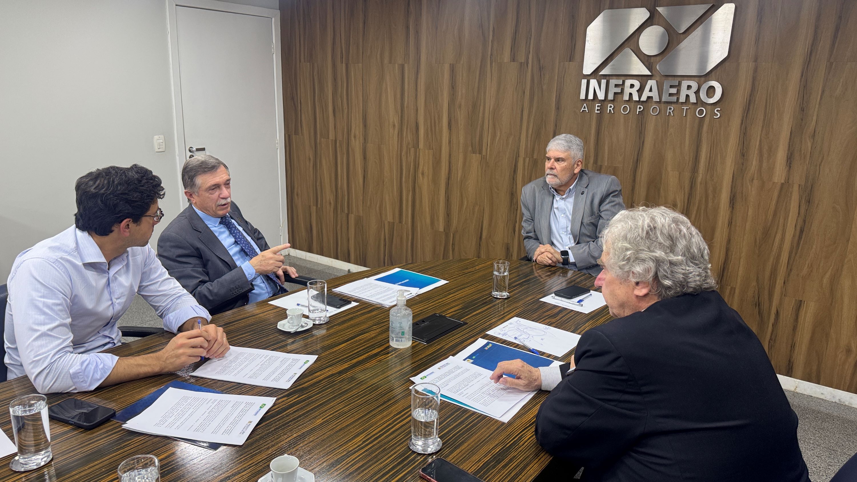 Visando passar gestão do Hugo Cantergiani para Infraero, prefeito de Caxias do Sul assina protocolo de intenções em Brasília