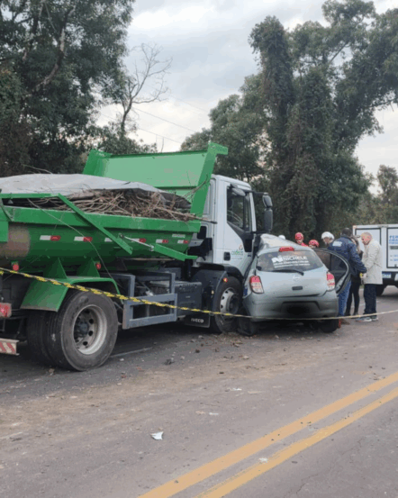 Homem morre em colisão entre carro e caminhão na Rota do Sol, em Caxias do Sul. Foto: Yago de Boni/Grupo RSCOM. Homem morre em colisão entre carro e caminhão na Rota do Sol, em Caxias do Sul. Foto: Yago de Boni/Grupo RSCOM.