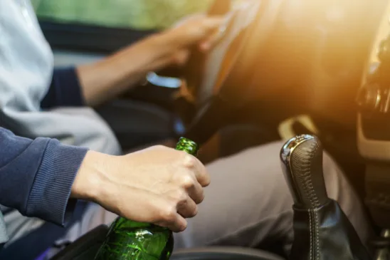 o homem conduzia um Chevrolet Montana, foi avistado por uma viatura trafegando em zigue-zague e na contramão. (Foto: Freepik)