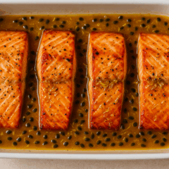 Salmão ao molho de maracujá