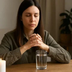 Simpatia com linha branca e copo de água para apaziguar conflitos familiares