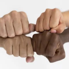Educar para não discriminar: como a escola pode ser aliada no combate ao racismo. Foto Reprodução Freepik.