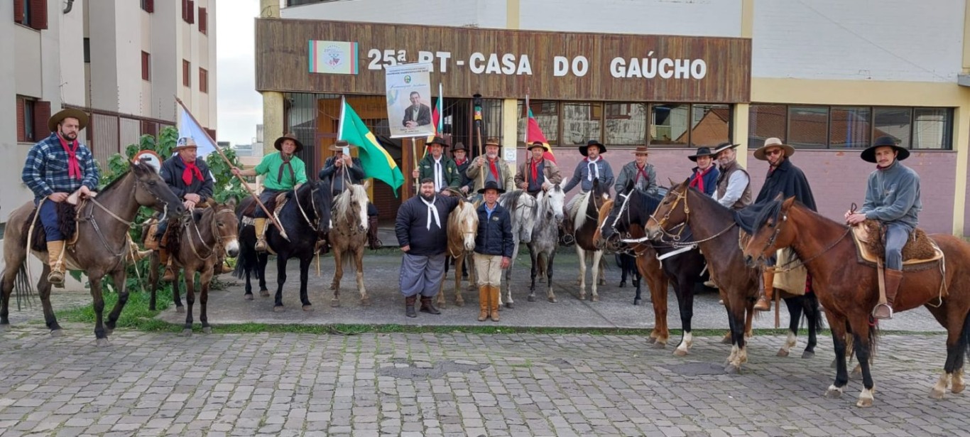 Acendimento e distribuição da Chama Crioula em 2023, na Serra Gaúcha. Foto: Arquivo Leouve.