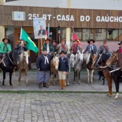 Acendimento e distribuição da Chama Crioula em 2023, na Serra Gaúcha. Foto: Arquivo Leouve.