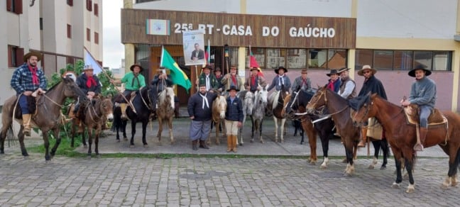 Acendimento e distribuição da Chama Crioula em 2023, na Serra Gaúcha. Foto: Arquivo Leouve.