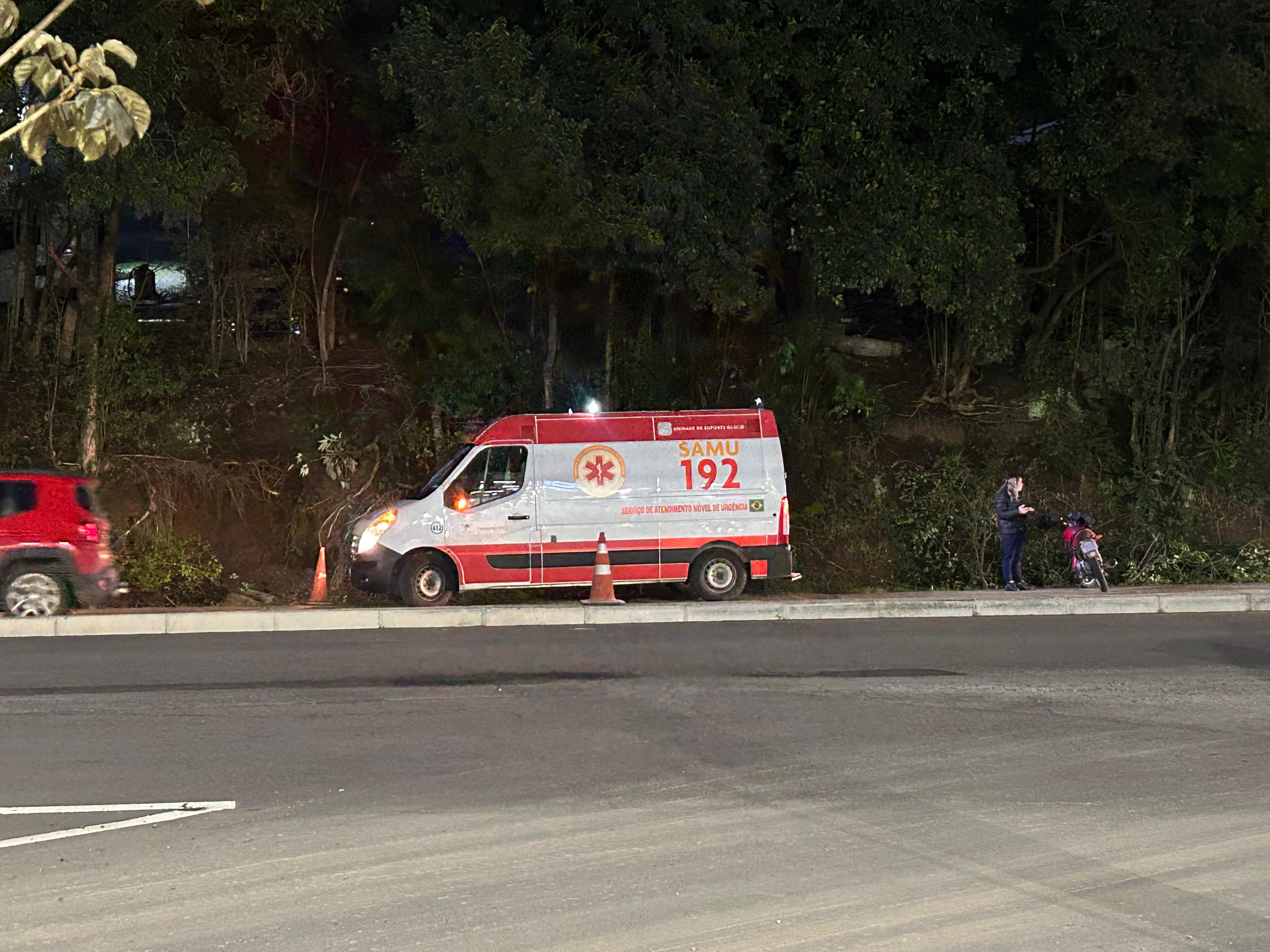 Motociclista fica ferido após cair em trecho com gelo na BR-116, em Caxias do Sul