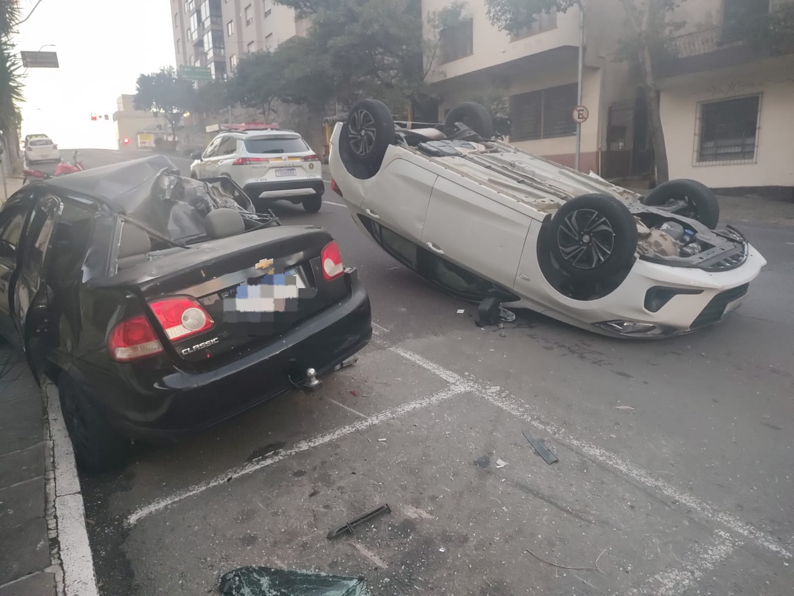 Em acidente envolvendo três veículos, carro capota na área central de Caxias do Sul