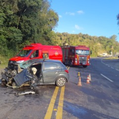 Colisão entre carro e caminhão deixa três feridos na BR-470 em Bento Gonçalves. Foto: Guarnição de serviço da 3ªCiaBM em Bento Gonçalves/Divulgação.