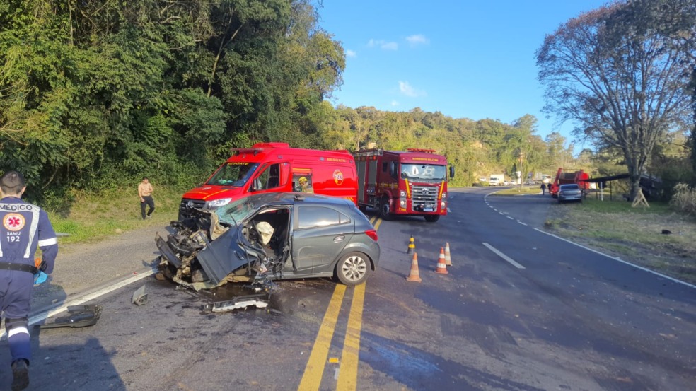 Colisão entre carro e caminhão deixa três feridos na BR-470 em Bento Gonçalves. Foto: Guarnição de serviço da 3ªCiaBM em Bento Gonçalves/Divulgação.