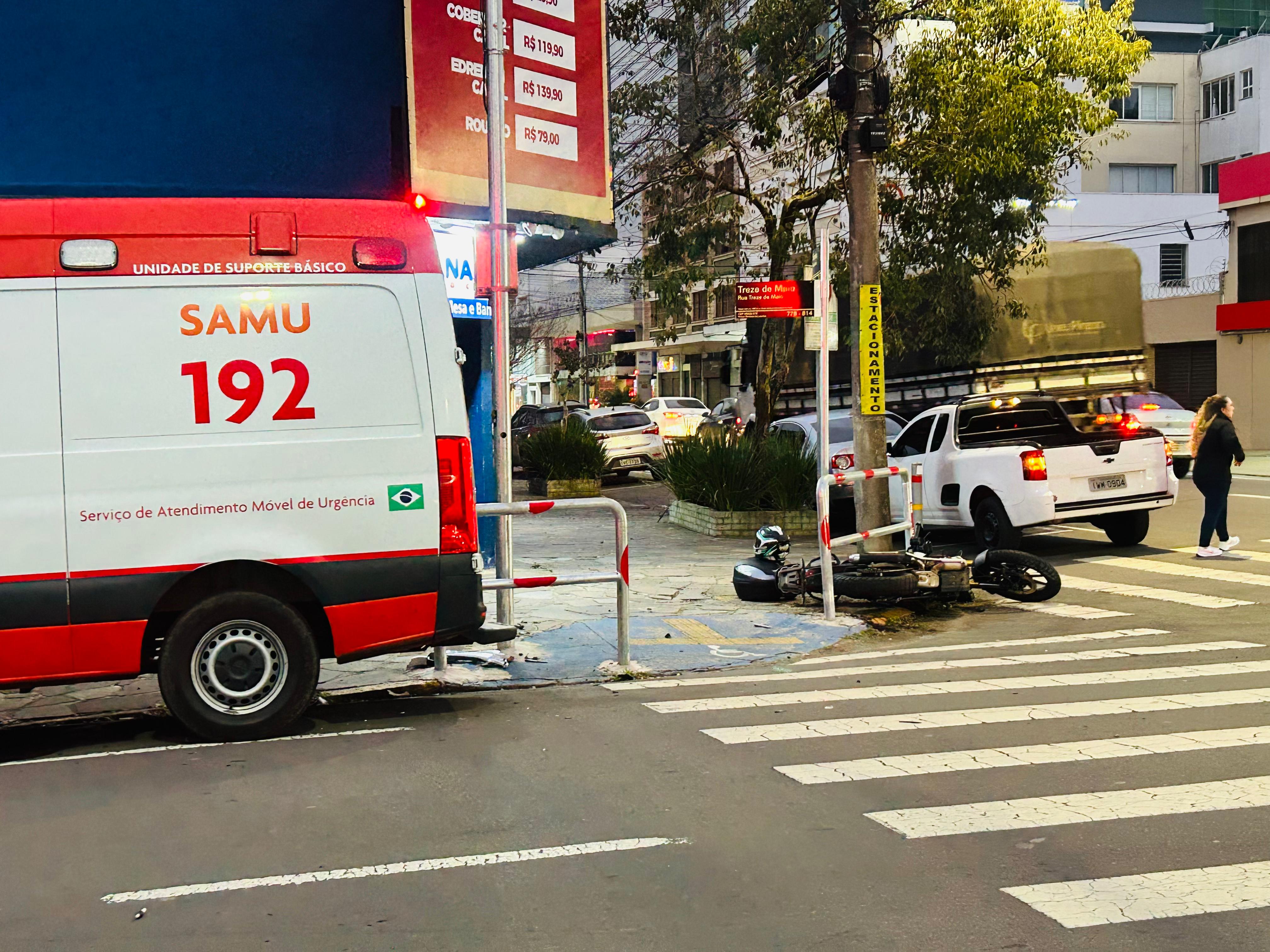 Motociclista fica ferido após acidente no bairro Nossa Senhora de Lourdes, em Caxias do Sul
