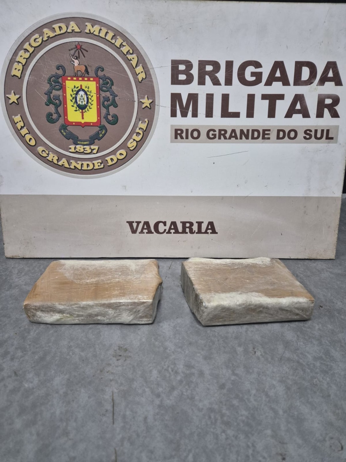 Os pacotes, que foram recolhidos no pátio externo, continham 1.042 gramas de maconha. (Foto: Comunicação Social do 10º BPM)
