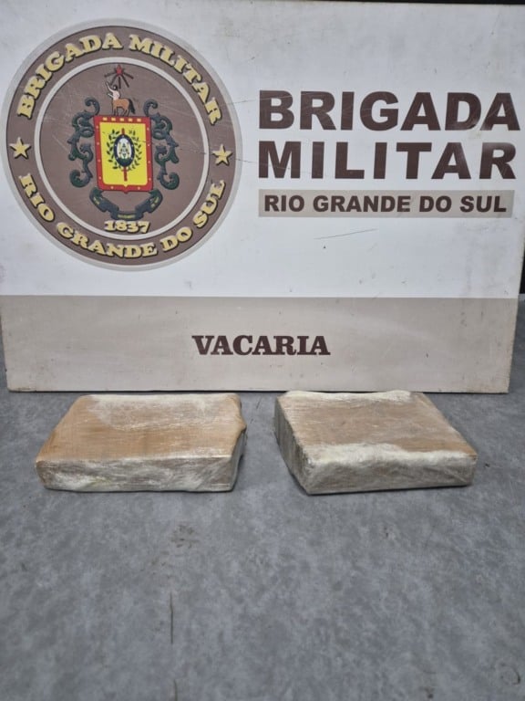 Os pacotes, que foram recolhidos no pátio externo, continham 1.042 gramas de maconha. (Foto: Comunicação Social do 10º BPM)
