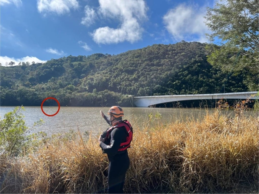 Populares teriam sido localizado um corpo no rio, próximo à ponte na BR-116, na divisa com Santa Catarina. (Foto: Corpo de Bombeiros)