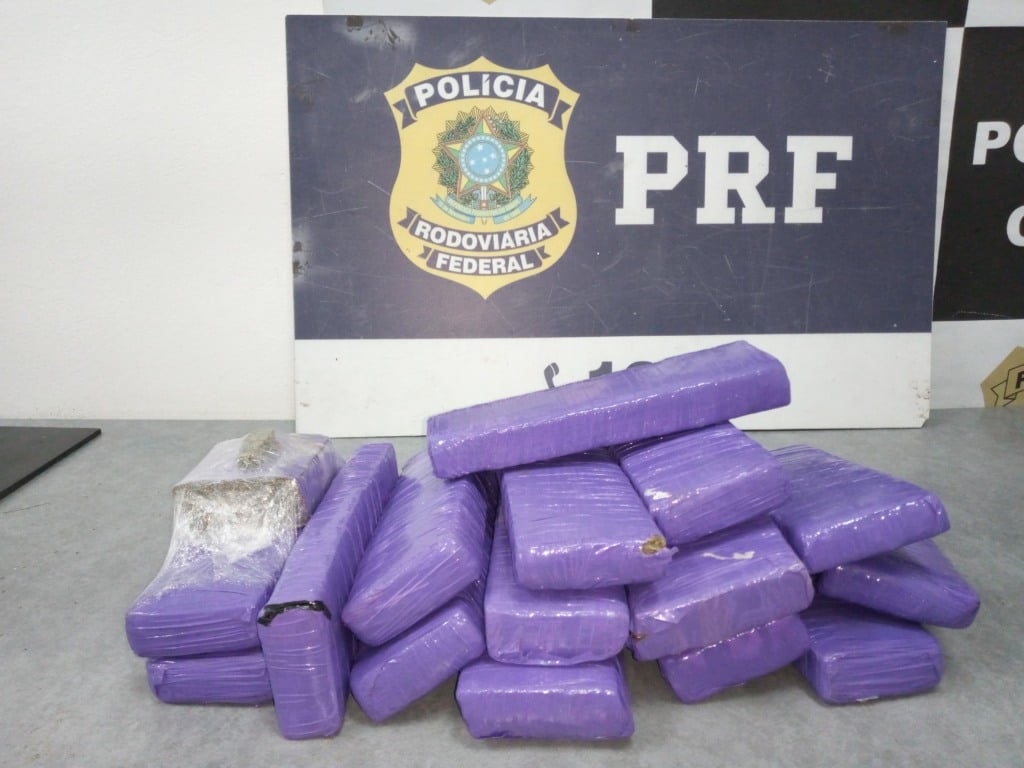 Policiais rodoviários federais abordaram uma Citröen/C4, com placas de Passo Fundo. (Foto: Divulgação/PRF)