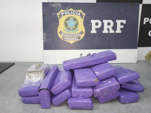 Policiais rodoviários federais abordaram uma Citröen/C4, com placas de Passo Fundo. (Foto: Divulgação/PRF)