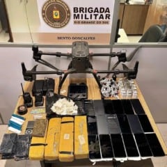 Dupla é presa com drogas, celulares e drone em Bento Gonçalves. Foto: Brigada Militar/Divulgação.