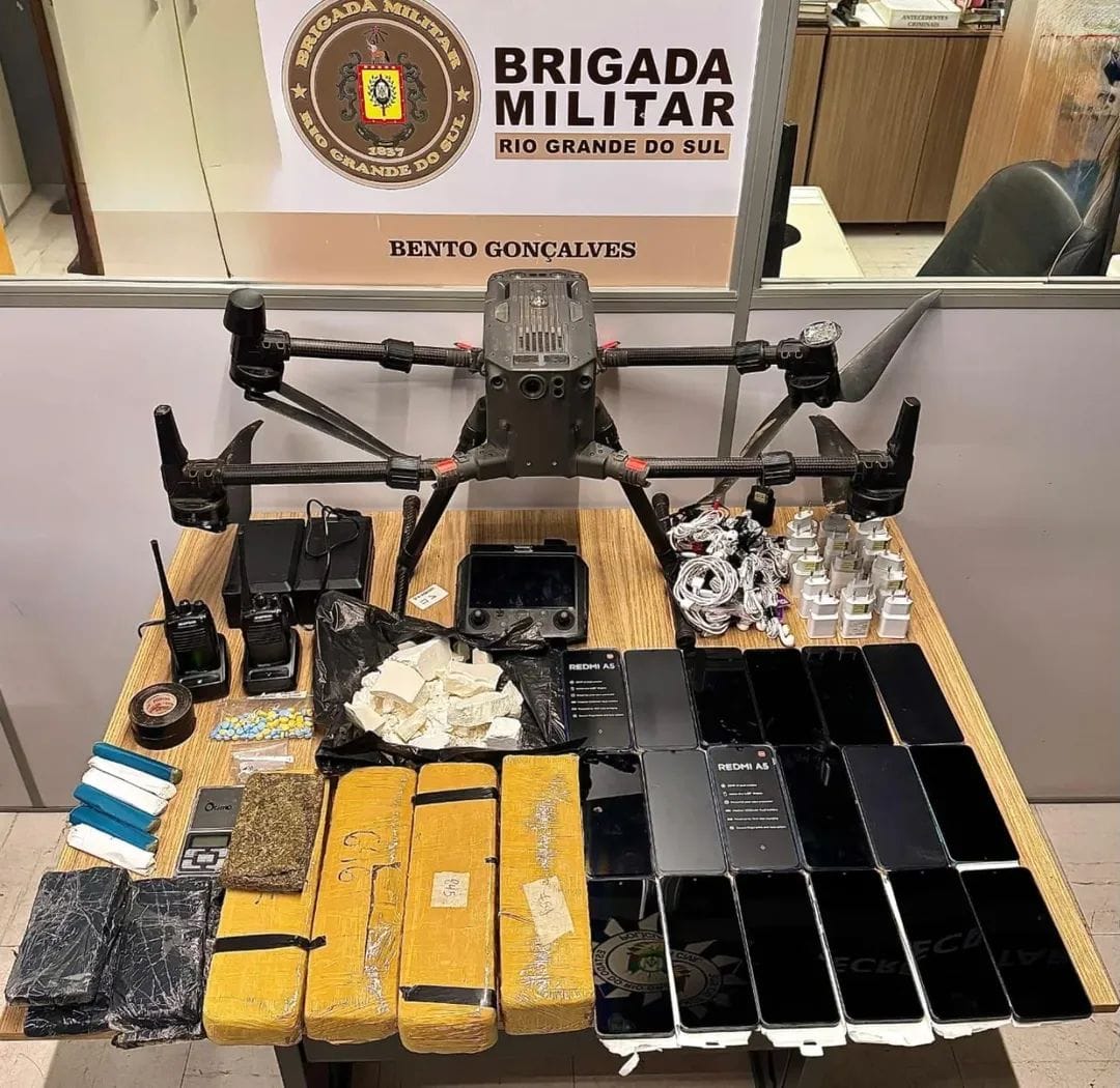 Dupla é presa com drogas, celulares e drone em Bento Gonçalves. Foto: Brigada Militar/Divulgação.