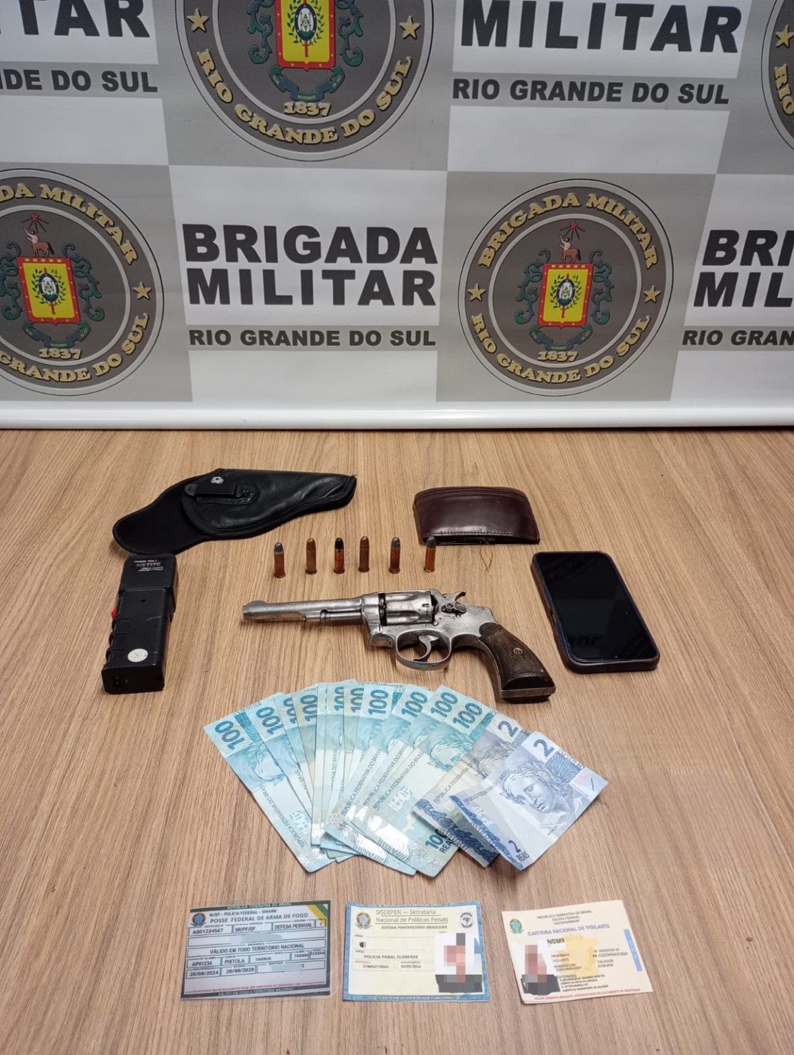 Brigada Militar prende homem por porte legal de arma de fogo e falsidade ideológica em Carlos Barbosa. Foto: 3º BPAT/Divulgação.