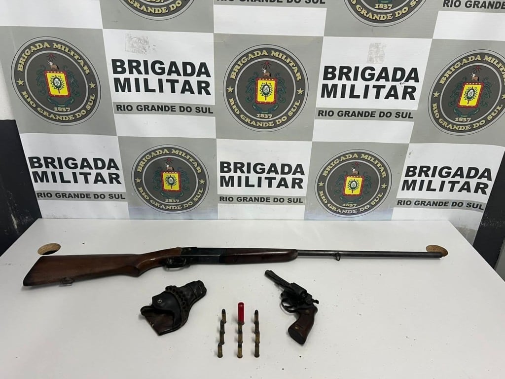 Brigada Militar prende homem por posse irregular de arma de fogo em Caxias do Sul. Foto: BM/Divulgação.