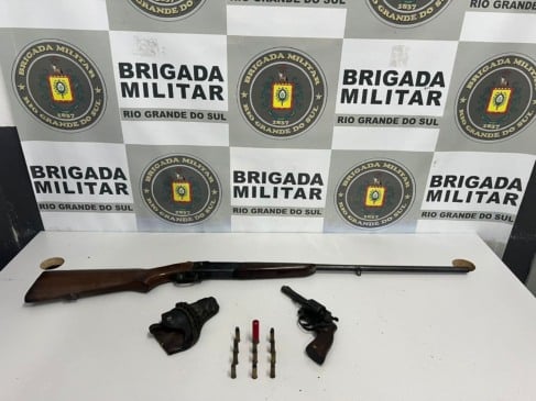 Brigada Militar prende homem por posse irregular de arma de fogo em Caxias do Sul. Foto: BM/Divulgação.