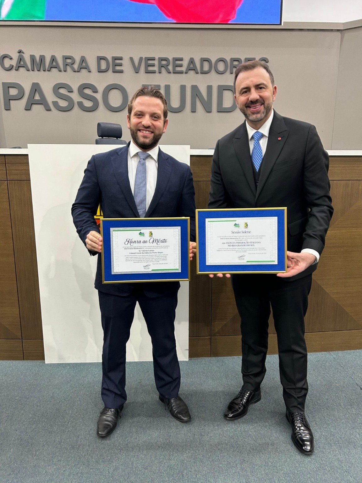 Valerio Caruso (E) e Erasmo Carlos Battistella (D), durante homenagem ao cônsul-geral da Itália no RS na Câmara de Vereadores de Passo Fundo, na última sexta-feira (18).
Crédito: Letícia Fazolin Wendling / Divulgação Valerio Caruso (E) e Erasmo Carlos Battistella (D), durante homenagem ao cônsul-geral da Itália no RS na Câmara de Vereadores de Passo Fundo, na última sexta-feira (18).
Crédito: Letícia Fazolin Wendling / Divulgação
