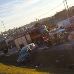 Acidente entre dois carros deixa feridos na ERS-122, em Farroupilha. Foto: Especial Leouve
