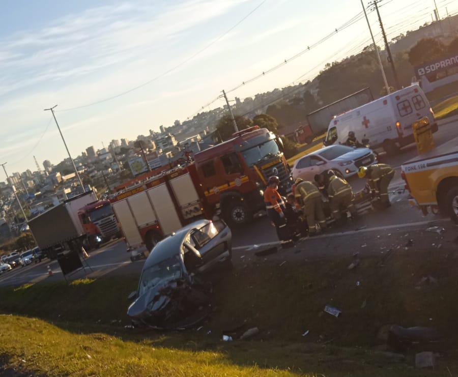 Acidente entre dois carros deixa feridos na ERS-122, em Farroupilha. Foto: Especial Leouve Acidente entre dois carros deixa feridos na ERS-122, em Farroupilha. Foto: Especial Leouve