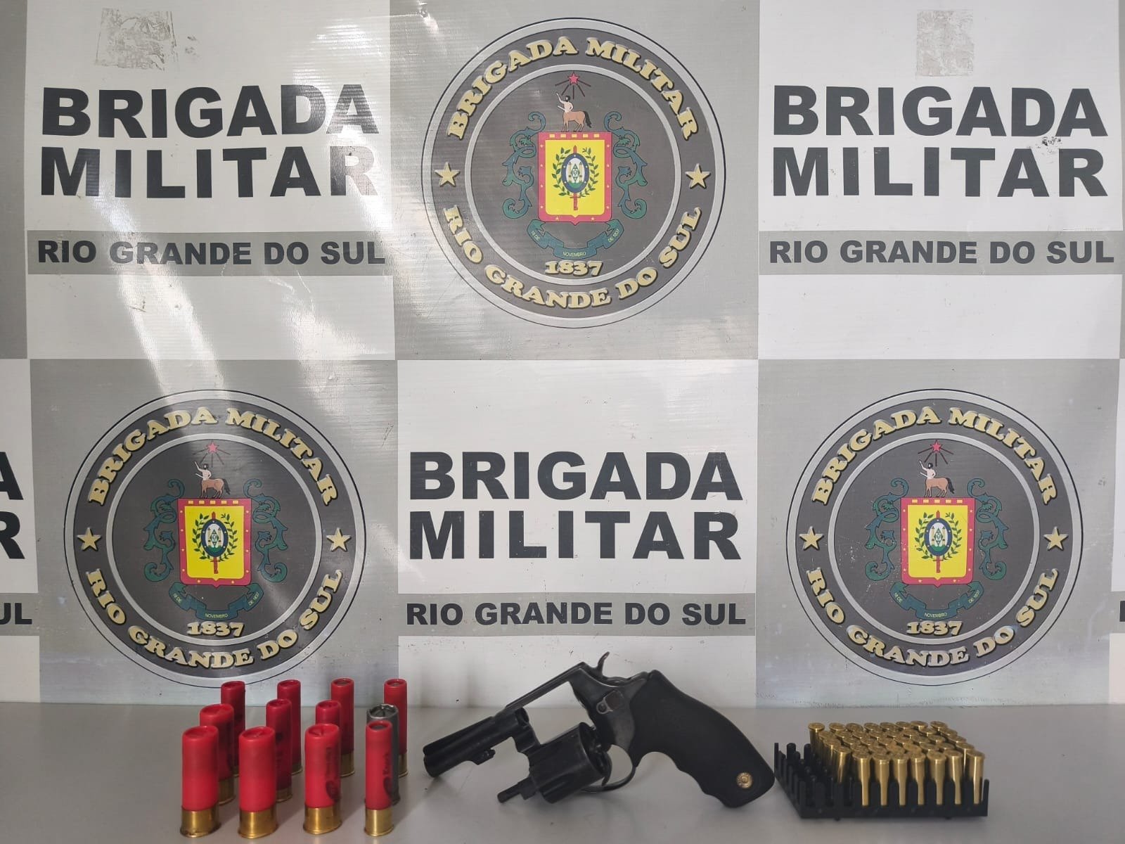 Adolescentes são apreendidos com droga e arma em operações distintas da BM, em Caxias do Sul