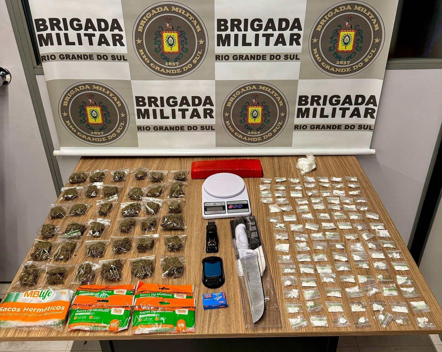 Brigada Militar prende homem por tráfico de entorpecentes em Bento Gonçalves. Foto: Divulgação 3º BPAT.