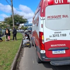 Motociclista e condutora de automóvel ficaram feridos e receberam atendimento médico. Foto: Robinho/Grupo RSCOM.
