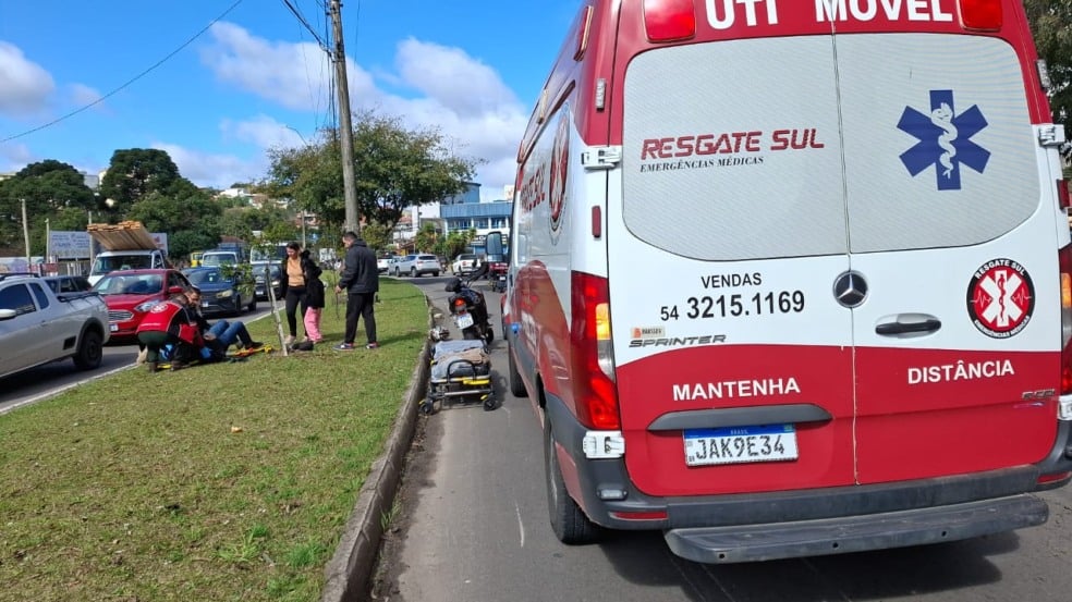 Motociclista e condutora de automóvel ficaram feridos e receberam atendimento médico. Foto: Robinho/Grupo RSCOM.