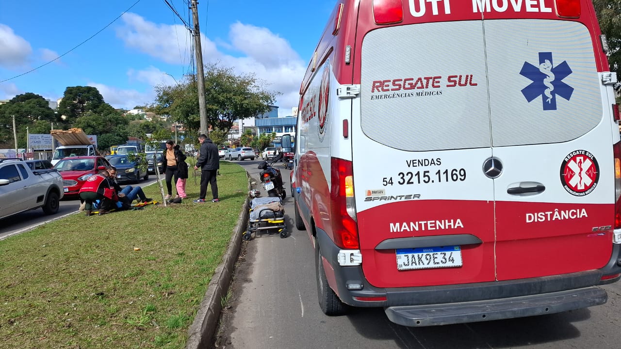 Motociclista e condutora de automóvel ficaram feridos e receberam atendimento médico. Foto: Robinho/Grupo RSCOM.