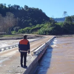 Trânsito é retomado na ponte entre Bento Gonçalves e Cotiporã após queda no nível do Rio das Antas