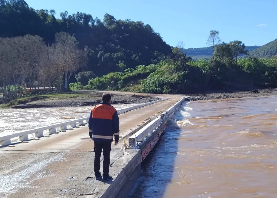 Trânsito é retomado na ponte entre Bento Gonçalves e Cotiporã após queda no nível do Rio das Antas
