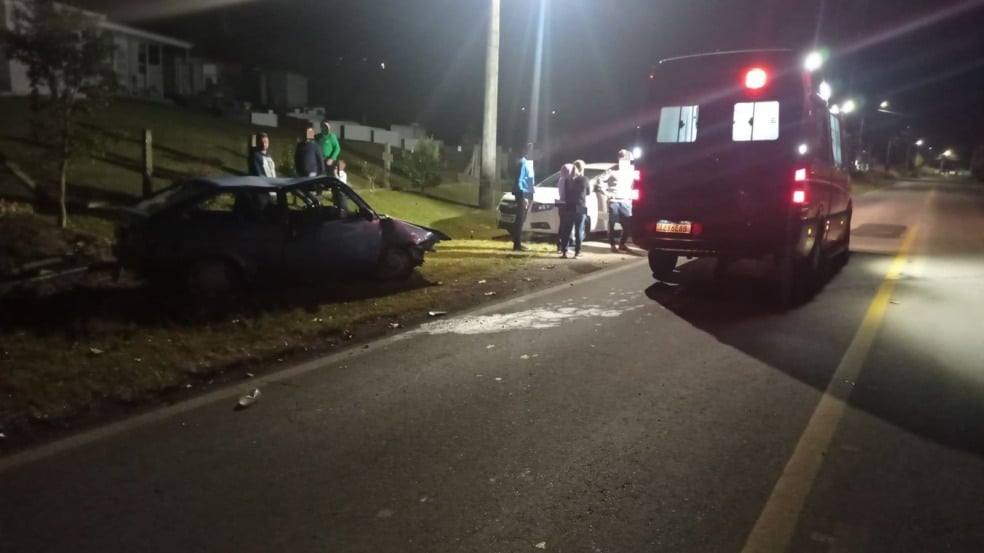 Jovem de 20 anos capota carro na ERS-444, em Bento Gonçalves
