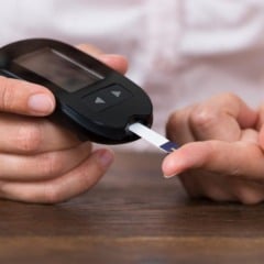 O glicosímetro é um aparelho importante para o automonitoramento da glicemia e ajuda o paciente com diabetes. (Foto: iStock)