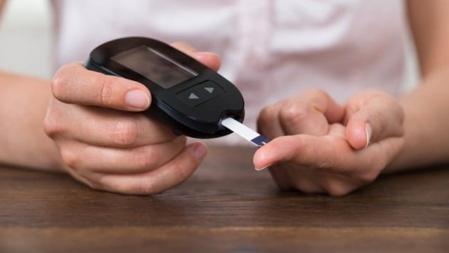 O glicosímetro é um aparelho importante para o automonitoramento da glicemia e ajuda o paciente com diabetes. (Foto: iStock)