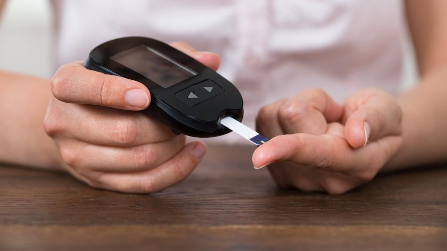 O glicosímetro é um aparelho importante para o automonitoramento da glicemia e ajuda o paciente com diabetes. (Foto: iStock)