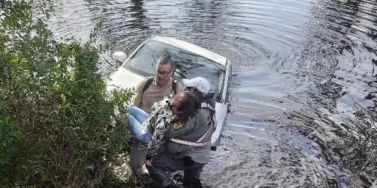 Policial rodoviário salva vítima inconsciente de carro submerso em Arroio do Sal