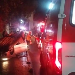 Apesar do impacto e da posição em que o veículo parou o condutor não se feriu. (Foto: Bombeiros Voluntários)