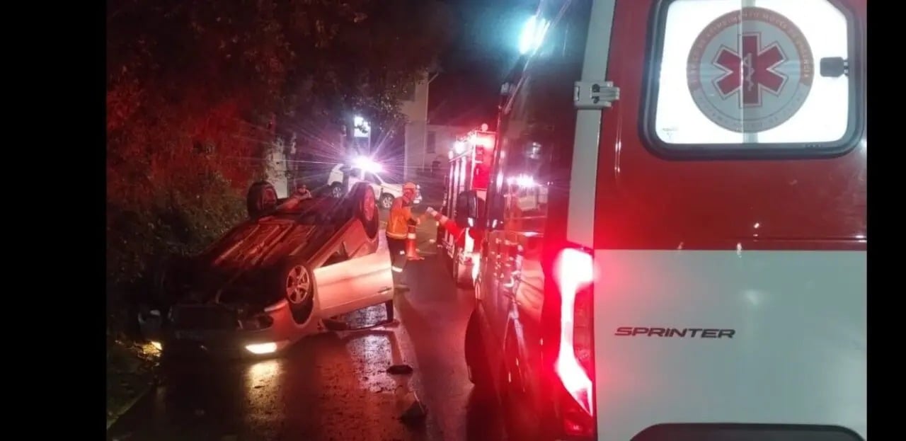 Apesar do impacto e da posição em que o veículo parou o condutor não se feriu. (Foto: Bombeiros Voluntários)