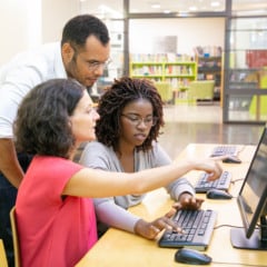 Programa Bolsa Futuro Digital oferece cursos gratuitos de desenvolvimento de software com bolsas de até R$ 600 em unidades do IFRS. Foto: Reprodução Freepik.