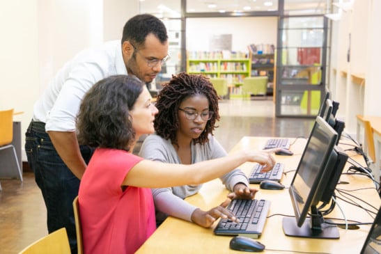 Programa Bolsa Futuro Digital oferece cursos gratuitos de desenvolvimento de software com bolsas de até R$ 600 em unidades do IFRS. Foto: Reprodução Freepik.