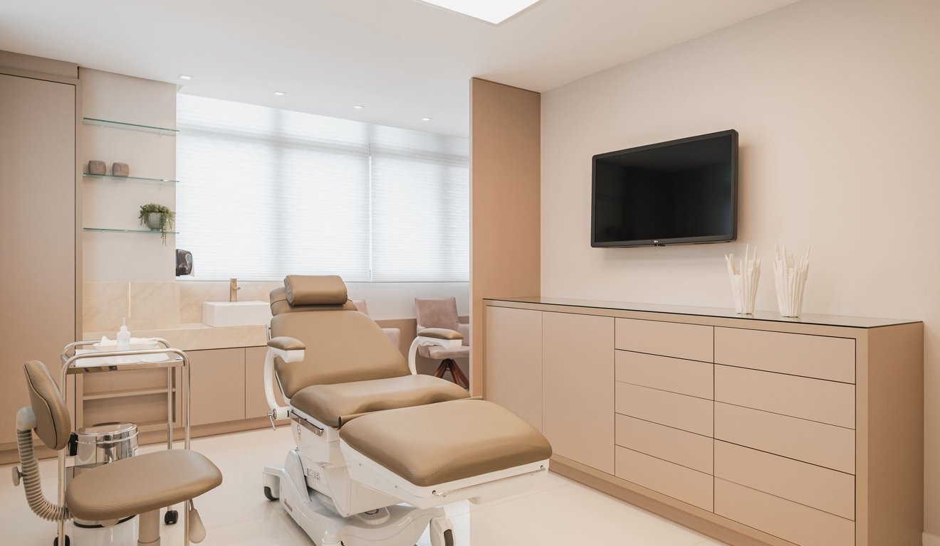 Interior de consultório médico moderno e elegante, com cadeira de tratamento, TV e armários. Interior de consultório médico moderno e elegante, com cadeira de tratamento, TV e armários.