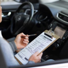 Governo avalia eliminar obrigatoriedade de autoescola para tirar a CNH. Foto: Reprodução Feepik.