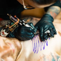 CFM proíbe anestesia para a realização de tatuagens. Foto: Reprodução Freepik.