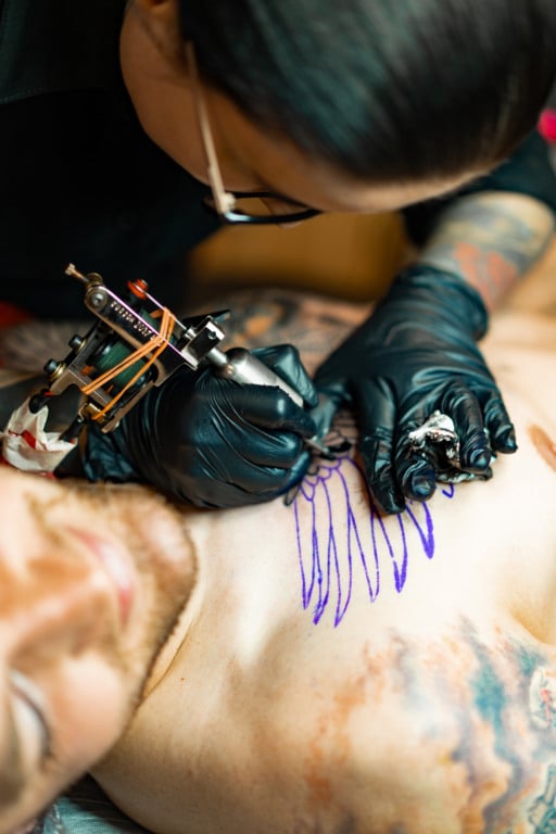CFM proíbe anestesia para a realização de tatuagens. Foto: Reprodução Freepik.