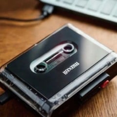 Inspirado nos modelos antigos do Walkman, o MXCP-P100 permite ouvir músicas com fones de ouvido com fio ou via Bluetooth. (Foto: Divulgação)